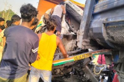 सलिहाभाठा के समीप रोड किनारे खड़ी ट्रेलर में जा घुसी ट्रेलर