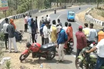 छत्तीसगढ़ में भीषण हादसाः स्कूटी सवार को बस ने मारी टक्कर, तीनों युवकों की मौत...