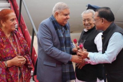 रायपुर पहुंचे उप राष्ट्रपति जगदीप धनखड़, राज्यपाल और मुख्यमंत्री ने किया स्वागत