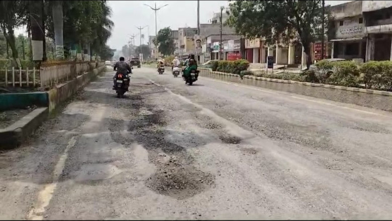 मुस्कुराऐ गड्ढो के स्मार्ट  शहर कोरबा में आप का स्वागत है,,कृपया सड़क ठेकेदार और निगम के इंजीनियर की योग्यता के साथ इनको  मिलने वाली कमीशन पर कोई सवाल नही करेगा।