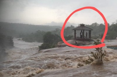 देखिये live विडियो,,अभी अभी आयी ये खबर, देवप्रहरी में 2 लड़के 4 लडकिया पानी के तेज बाढ़ में फसे,,पुलिस और रेसक्यू टीम मौके पर,,,पानी कम होने का है इंतज़ार