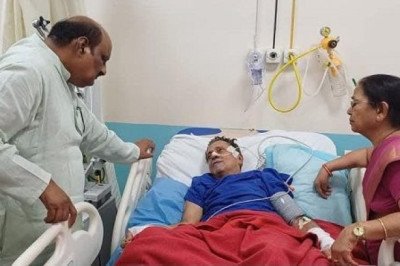 पूर्व विधानसभा उपाध्यक्ष बनवारी लाल अग्रवाल से मिलने अस्पताल पहुंचे पूर्व मंत्री जयसिंह अग्रवाल।