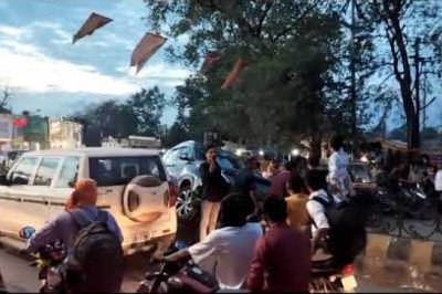 देखिये विडियो,,,कोरबा बड़ा हादसा टला,,, अभी अभी तेज रफ़्तार कार डिवाइडर पर चढ़ी.. घटना के बाद मौके पर मची अफरा तफरी