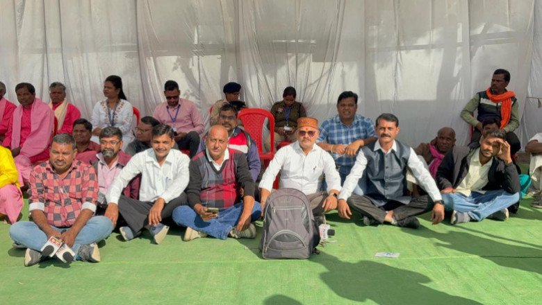 मुख्यमंत्री के कार्यक्रम में अव्यवस्था से आक्रोशित पत्रकार, धूप में  जमीन पर बैठने को मजबूर होने पर किया कार्यक्रम का बहिष्कार