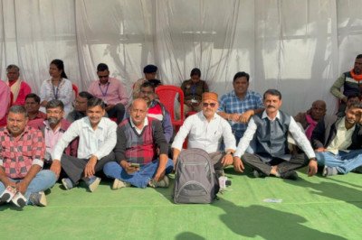 मुख्यमंत्री के कार्यक्रम में अव्यवस्था से आक्रोशित पत्रकार, धूप में  जमीन पर बैठने को मजबूर होने पर किया कार्यक्रम का बहिष्कार