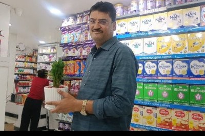 विश्व पर्यावरण दिवस: निहारिका स्थित गरिमा मेडिकल स्टोर की पहल, ग्राहकों को बांटे 200 औषधीय पौधे