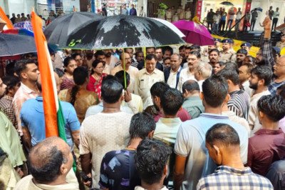 कोरबा में राष्ट्रीय गीत के अपमान के विरोध में भाजपा का जमकर हल्लाबोल , कांग्रेस कार्यालय के सामने गूंजा वंदे मातरम्*