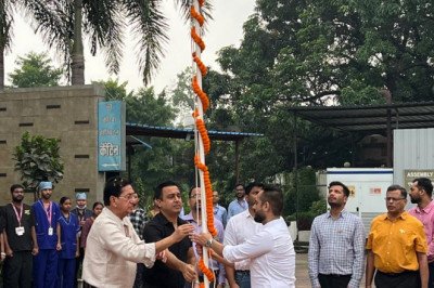 न्यू कोरबा हॉस्पिटल में मरीज के साथ किया ध्वजारोहण