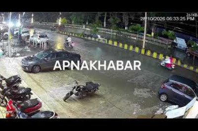 बिग ब्रेकिंग....हवा में उछल डिवाइडर पार पहुंचा युवक,पहले कार से टकराई बाइक,, लाइव विडियो देखिये....